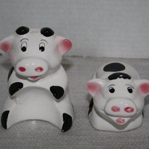Black & White cow novelty Salt & Pepper Shakers 4 in tall 6 in long